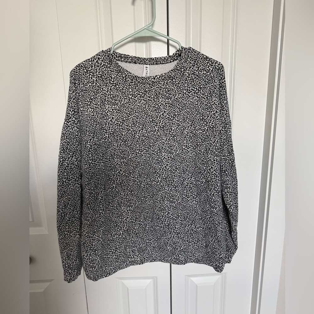Athleta M Studio to Street Sweatshirt Pullover Micro Cheetah Animal Stretch Top
